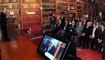 El rector José Narro Robles, en la conferencia que ofreció en la biblioteca Armando Olivares, de la Universidad de Guanajuato.