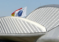 http://upload.wikimedia.org/wikipedia/commons/thumb/b/be/Bandera_BIE_y_Pabell%C3%B3n_Puente_Expo_2008_Zaragoza.jpg/200px-Bandera_BIE_y_Pabell%C3%B3n_Puente_Expo_2008_Zaragoza.jpg